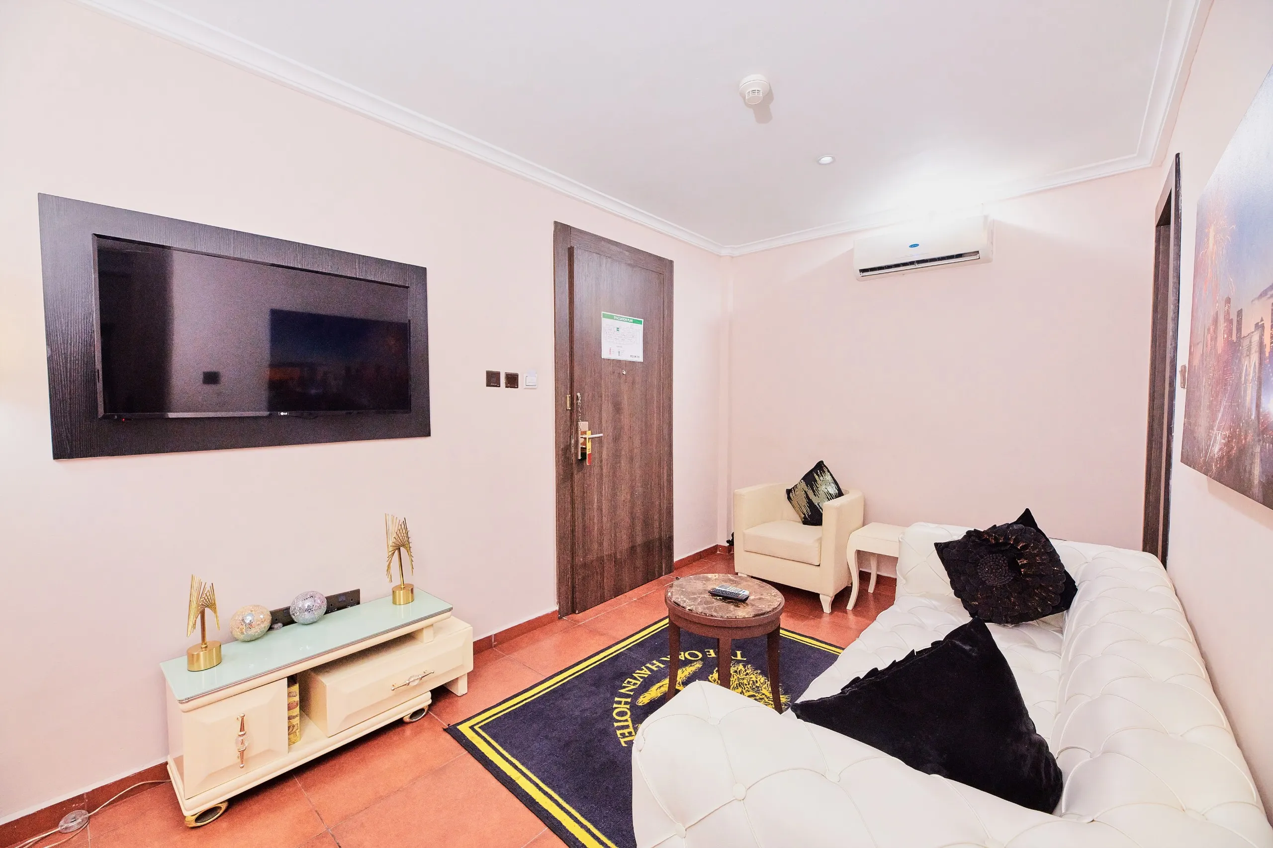 EXECUTIVE SUITE room