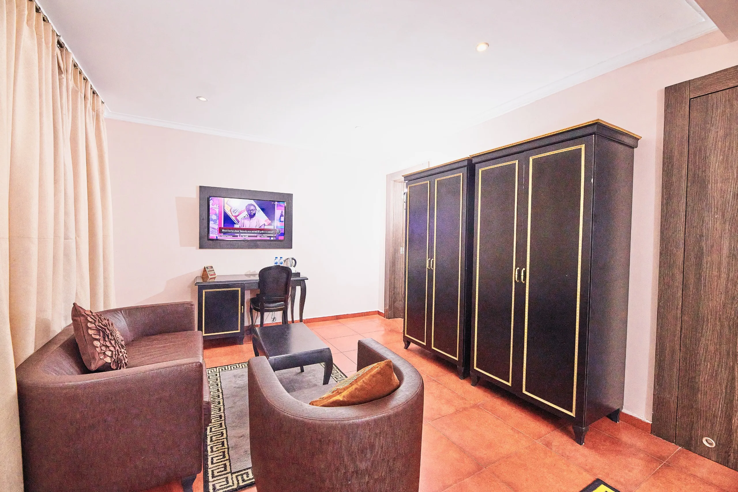 EXECUTIVE SUITE room