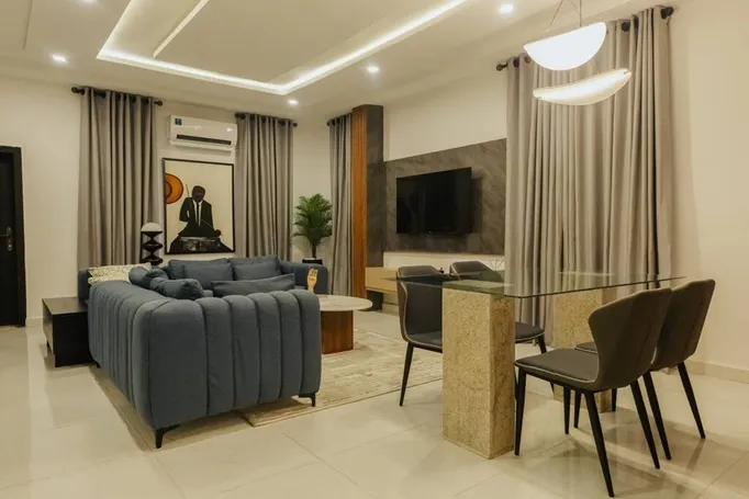 Studio Apartment, Kaura