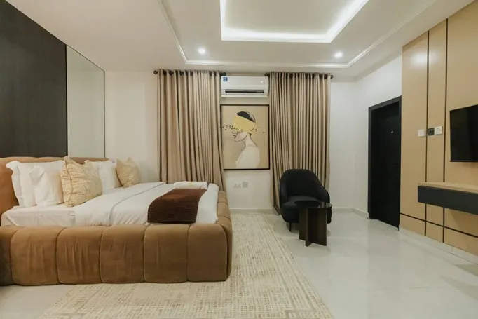 Studio Apartment, Kaura