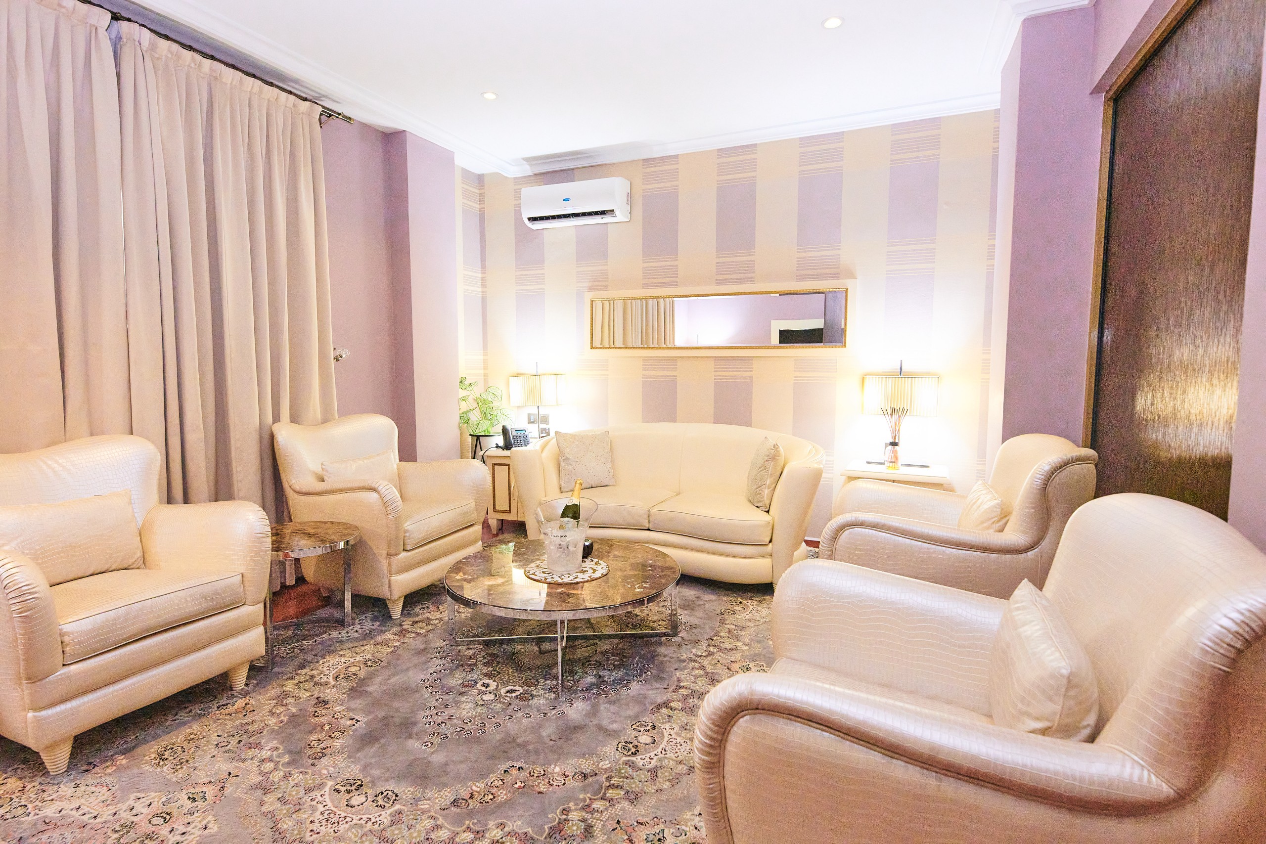 Oak Haven Hotel & Suites
